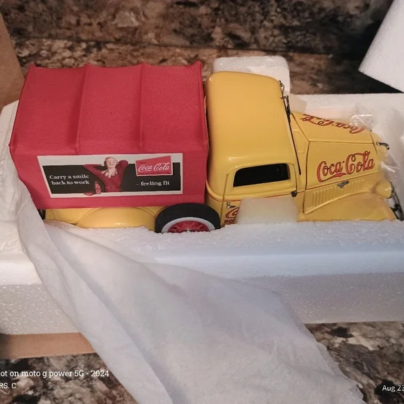 Rare collector's item Coca-Cola diecast metal vehicle replica of a 1935 Coke.New - Picture 8 of 11